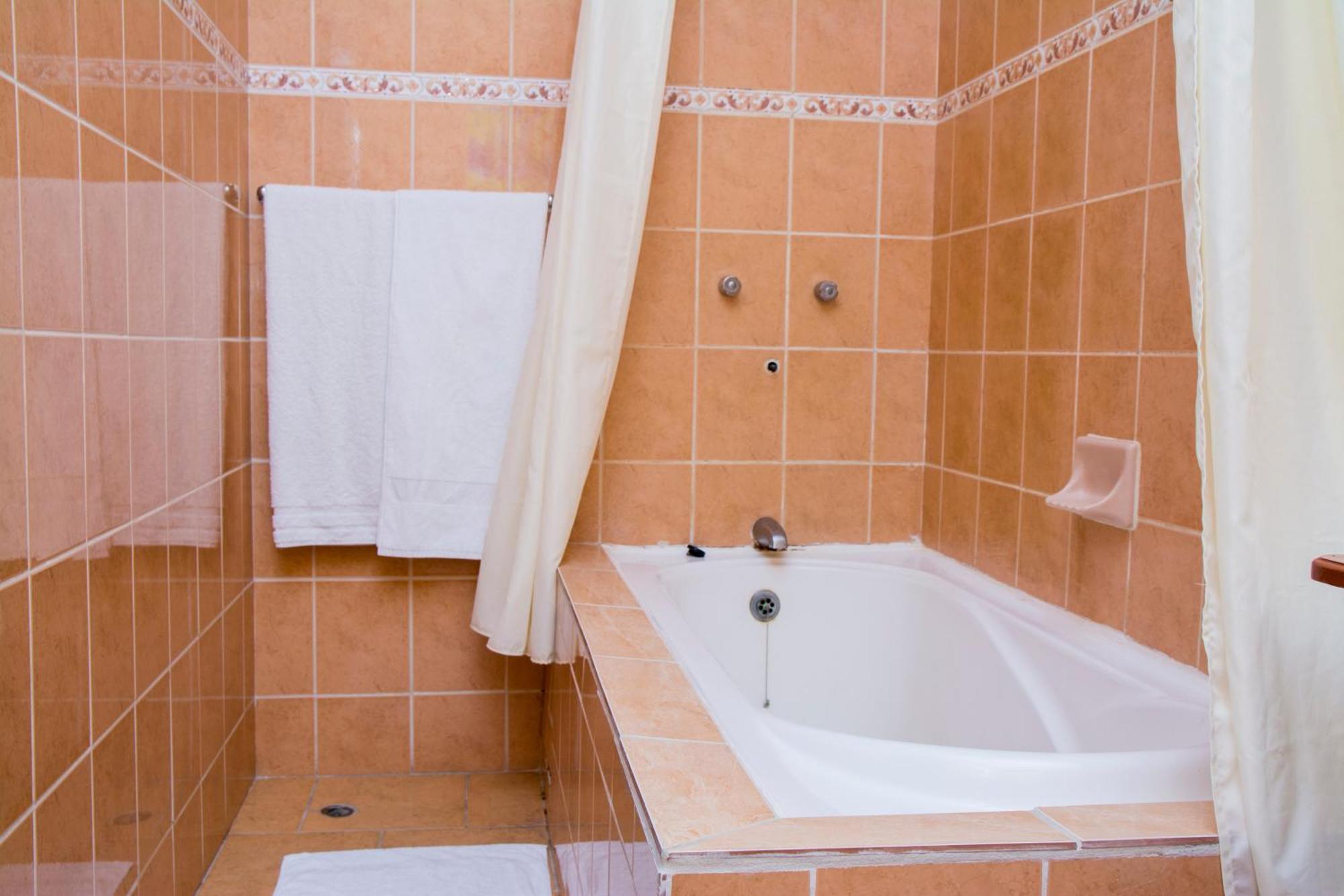 Windjammer International Cuisine & Comfort Inn ジョージタウン 部屋 写真
