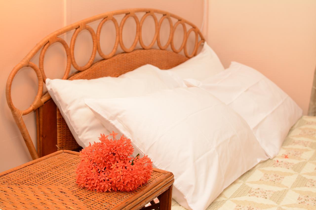 Windjammer International Cuisine & Comfort Inn ジョージタウン エクステリア 写真