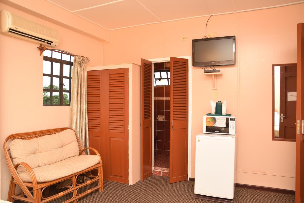 Windjammer International Cuisine & Comfort Inn ジョージタウン エクステリア 写真