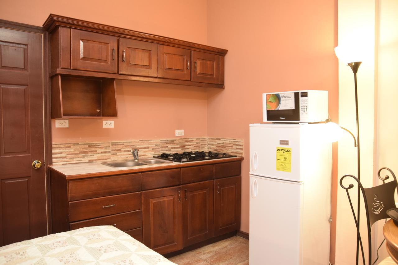 Windjammer International Cuisine & Comfort Inn ジョージタウン エクステリア 写真
