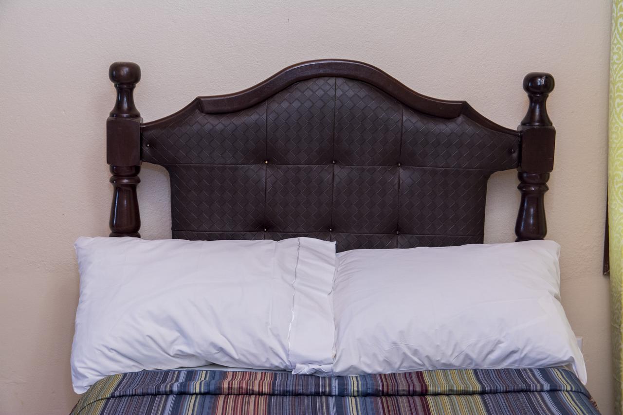 Windjammer International Cuisine & Comfort Inn ジョージタウン エクステリア 写真