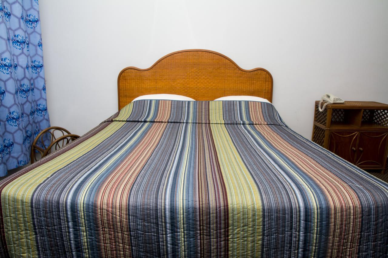 Windjammer International Cuisine & Comfort Inn ジョージタウン エクステリア 写真
