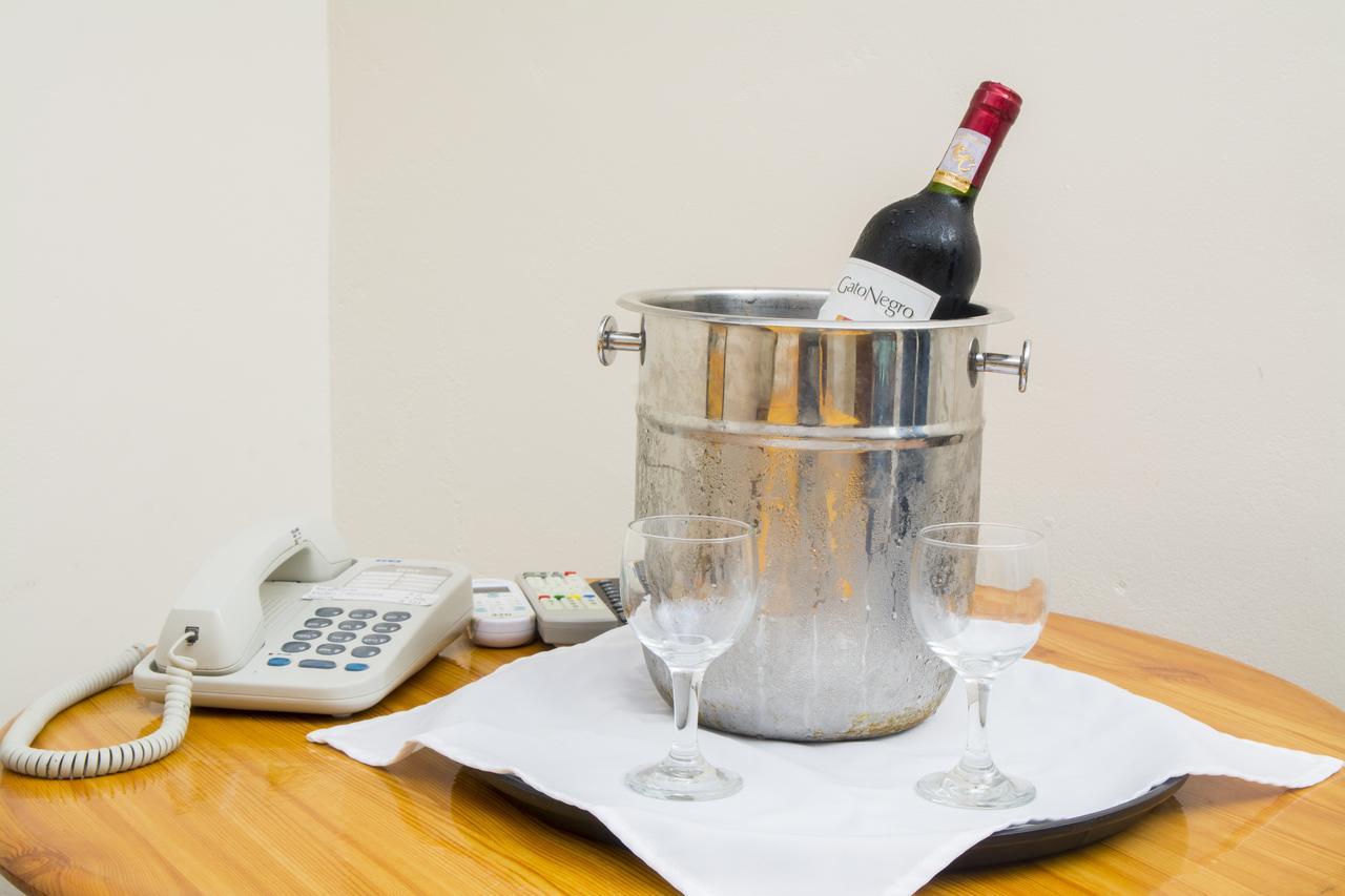 Windjammer International Cuisine & Comfort Inn ジョージタウン エクステリア 写真
