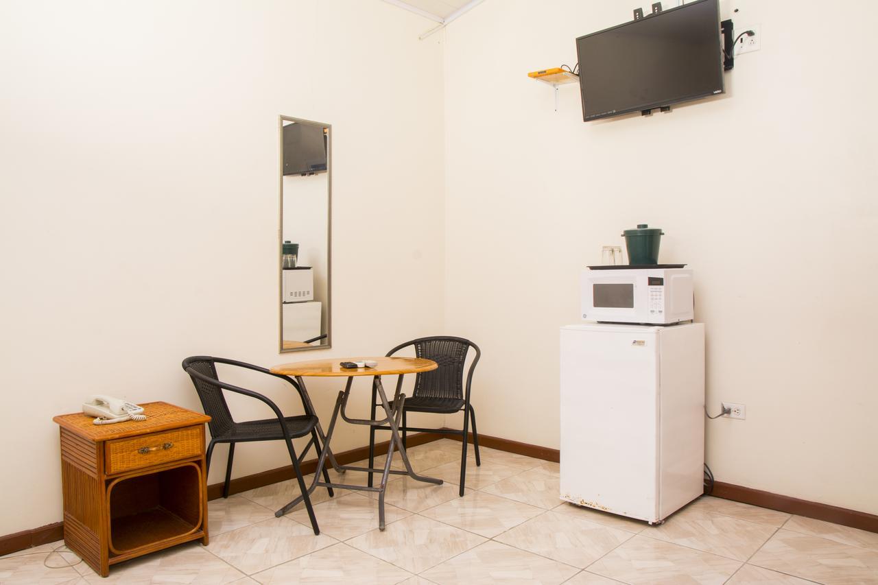 Windjammer International Cuisine & Comfort Inn ジョージタウン エクステリア 写真
