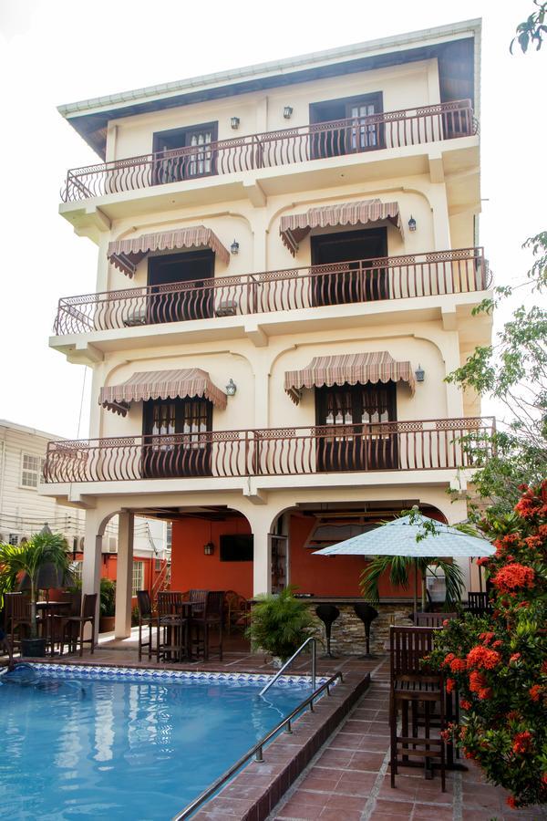 Windjammer International Cuisine & Comfort Inn ジョージタウン エクステリア 写真