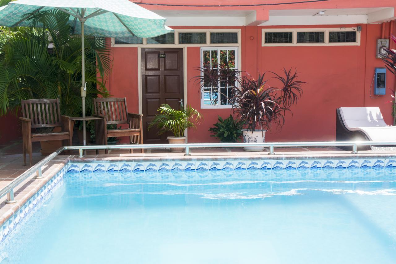 Windjammer International Cuisine & Comfort Inn ジョージタウン エクステリア 写真