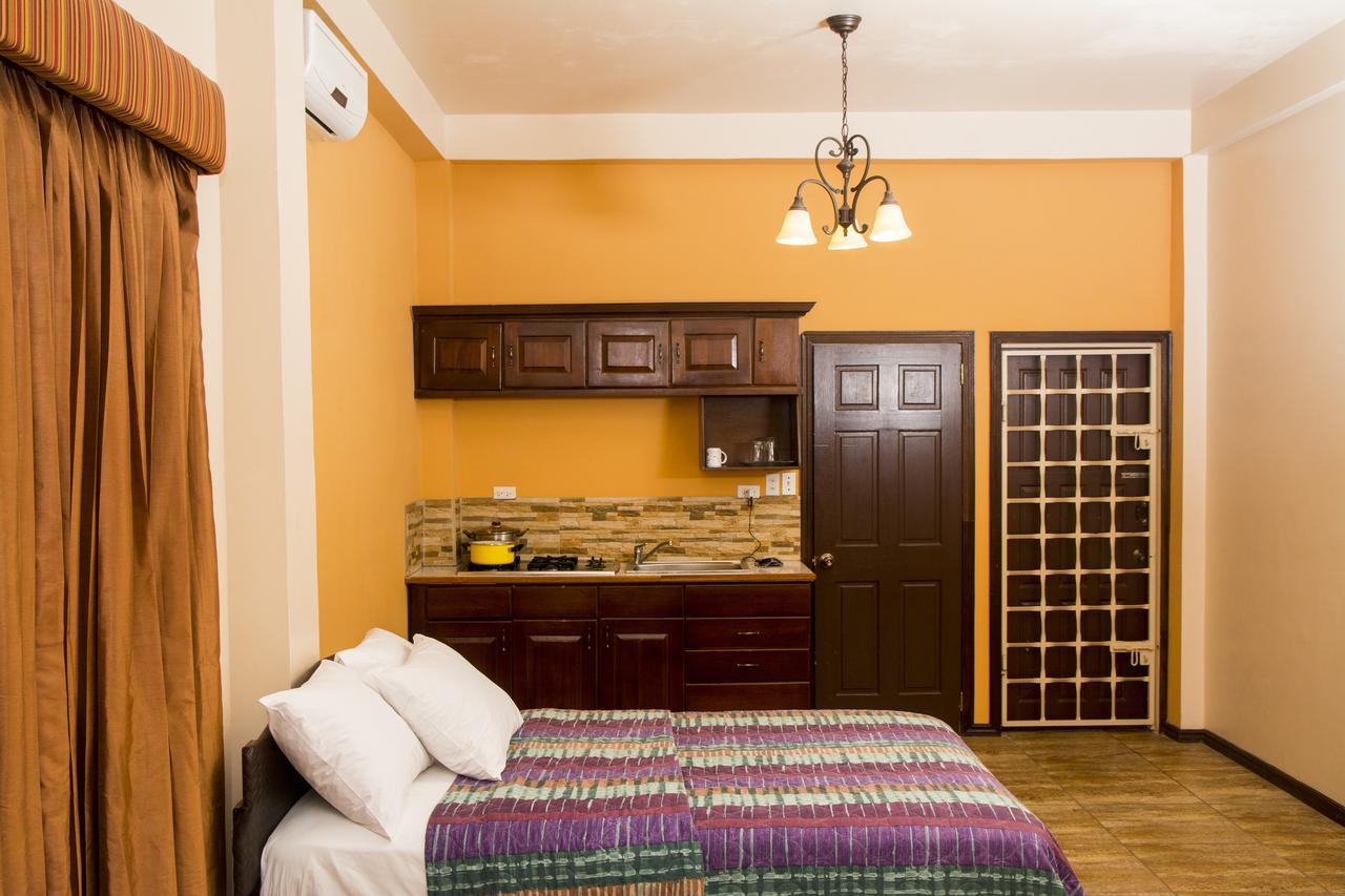 Windjammer International Cuisine & Comfort Inn ジョージタウン エクステリア 写真