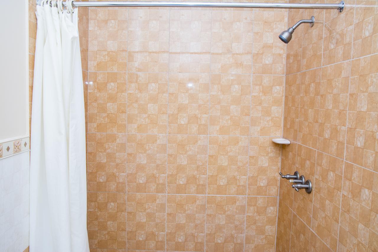 Windjammer International Cuisine & Comfort Inn ジョージタウン エクステリア 写真