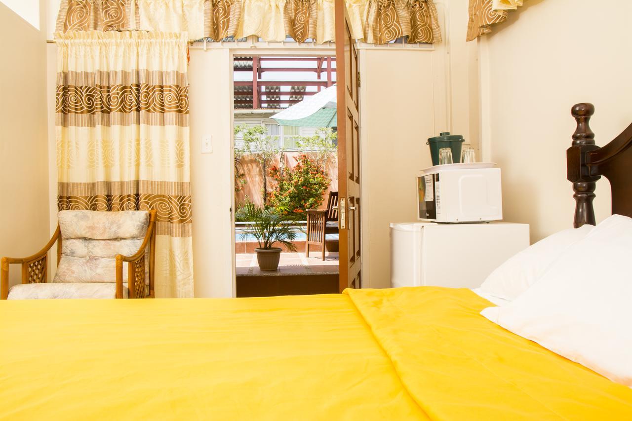 Windjammer International Cuisine & Comfort Inn ジョージタウン エクステリア 写真