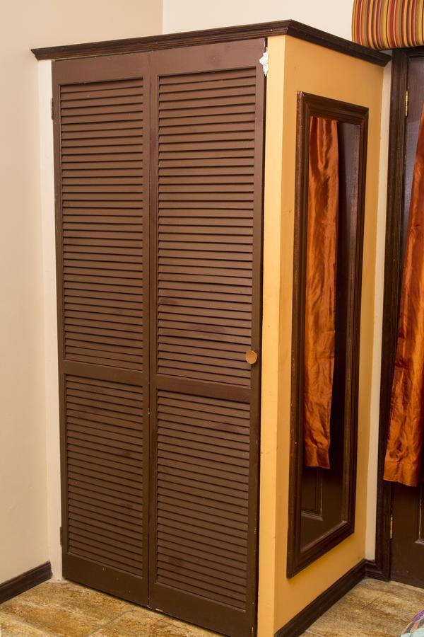 Windjammer International Cuisine & Comfort Inn ジョージタウン エクステリア 写真