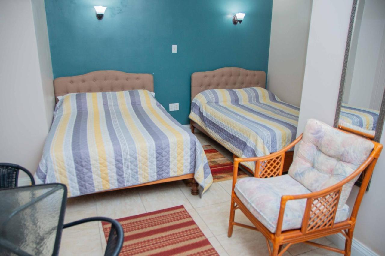 Windjammer International Cuisine & Comfort Inn ジョージタウン エクステリア 写真